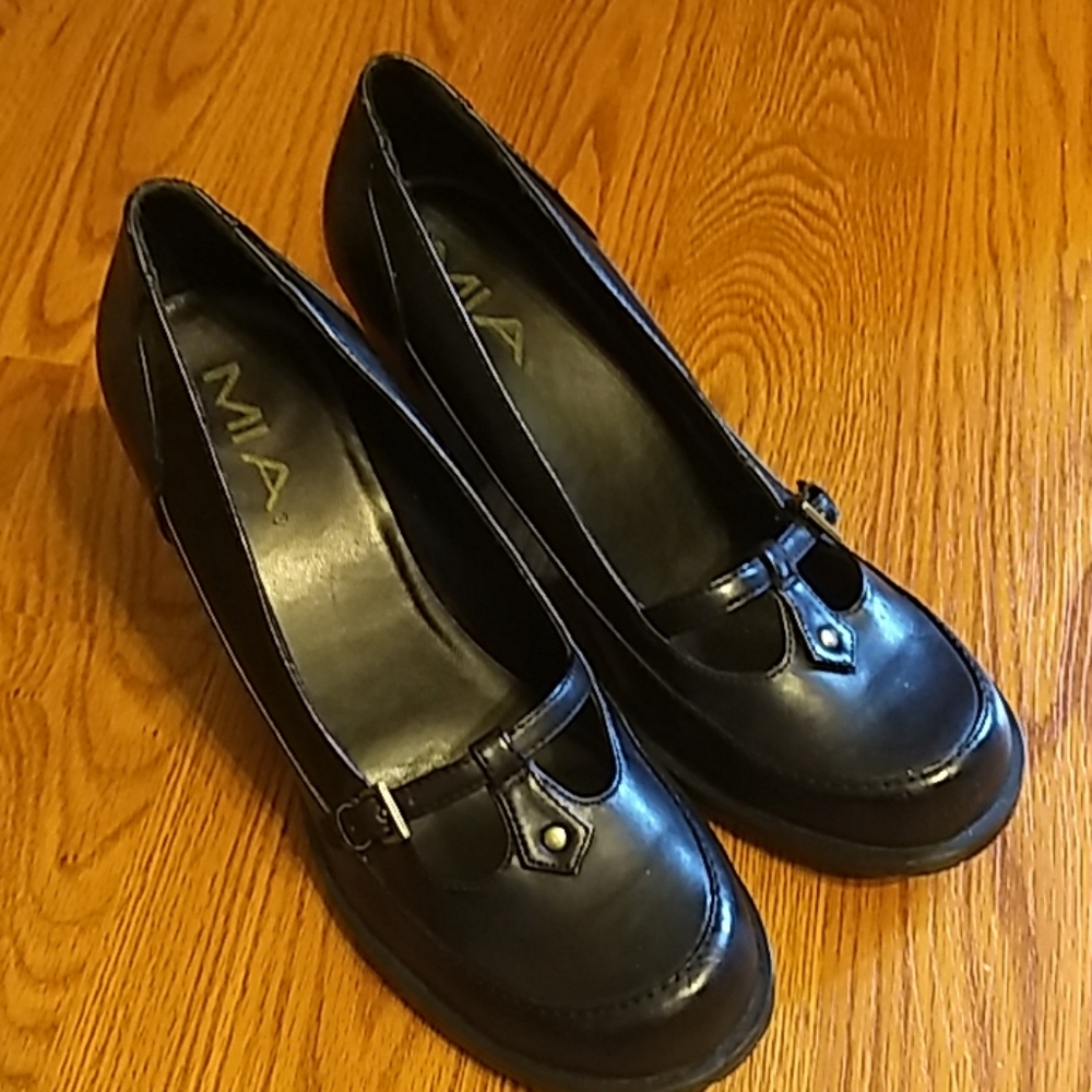 Black loafer style heel shoes